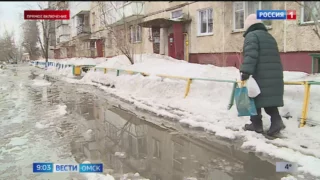 В Омске во многих микрорайонах во дворах стоит вода