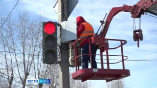В Омске изменили работу светофора на перекрёстке улиц Перелёта и Степанца