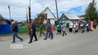 В Усть-Ишиме проводят крестный ход за спасение района от паводка