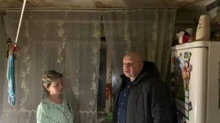 Аварийный дом, где отвалилась штукатурка, должны были расселить ещё в марте