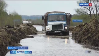 Сотрудники МЧС во время эвакуации коровы приняли роды