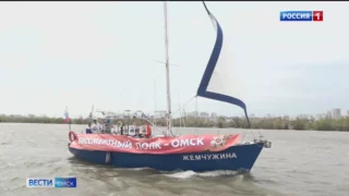 Омичи почтили память героев водным парадом «Бессмертного полка»