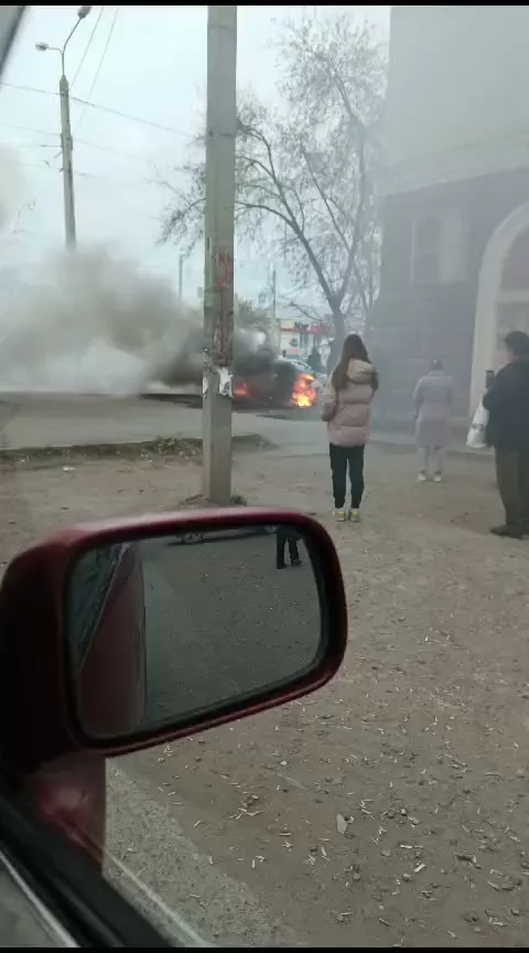 В Омске на перекрёстке 10 лет Октября и 25-я Линия горит автомобиль