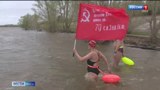 Члены омского клуба закаливания и зимнего плавания устроили заплыв в честь годовщины Победы
