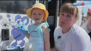 Юные омичи раскрасили автобус к 100-летию открытия автобусного движения в городе