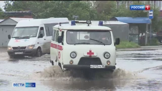 Дорожные службы устраняют последствия сильнейшего ливня, который обрушился на Омск ночью