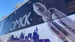 Разрисованный на Дне Молодежи автобус поехал по омским улицам