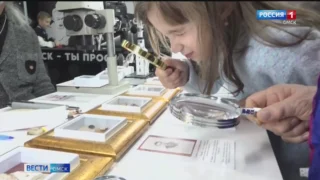 Микроминиатюрную надпись «Россия» в технике мозаика представил на ВДНХ Анатолий Коненко