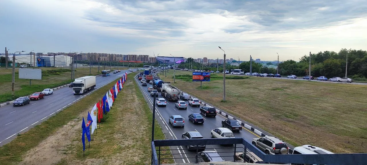 В Омске у «Телецентра» — гигантская пробка