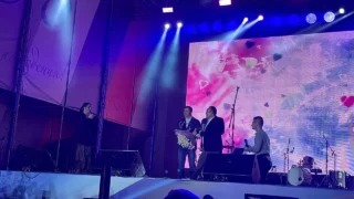Омич сделал предложение девушке прямо на сцене Соборной площади