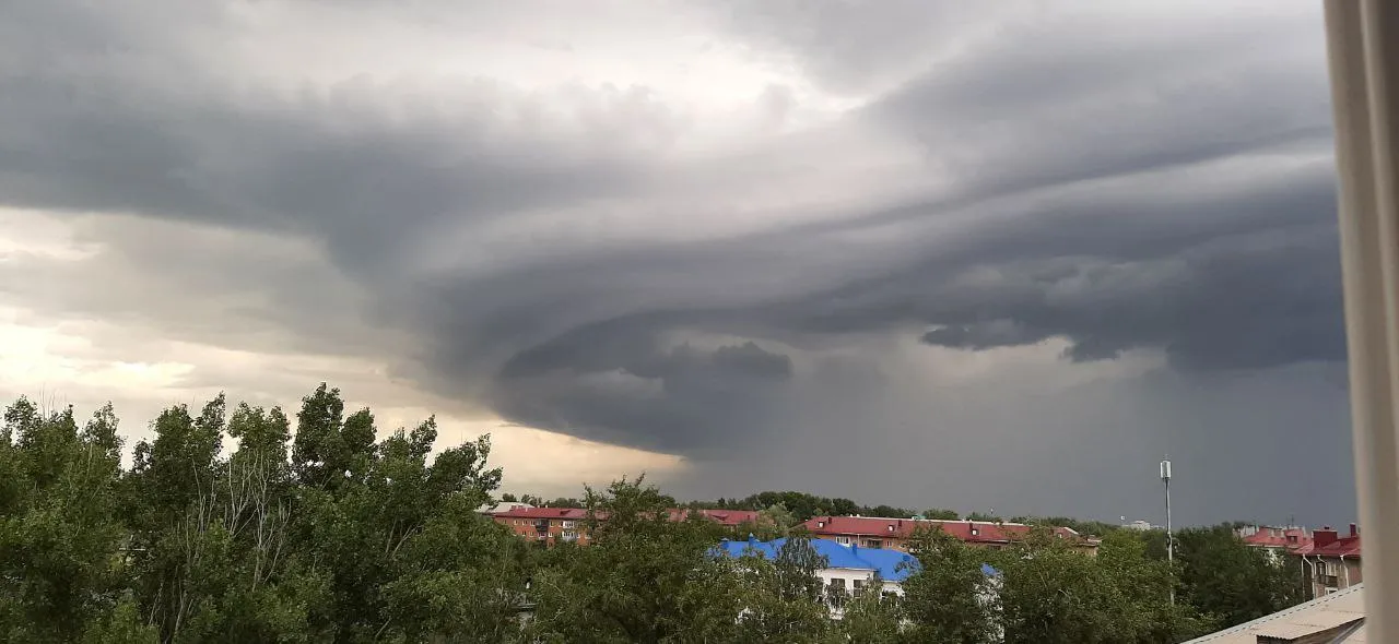 Над городом сгущаются тучи: омичи делятся фото необычных облаков