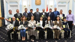 Губернатор Виталий Хоценко вручил омичам премию «Доблесть»