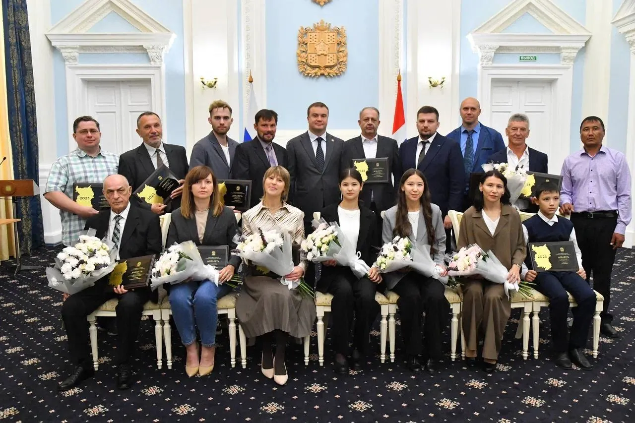 Губернатор Виталий Хоценко вручил омичам премию «Доблесть»