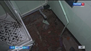 Омичи до сих пор остаются в аварийном жилье, где обрушился пол в одной из комнат