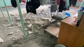 В Омской школе № 104 произошло обрушение потолка