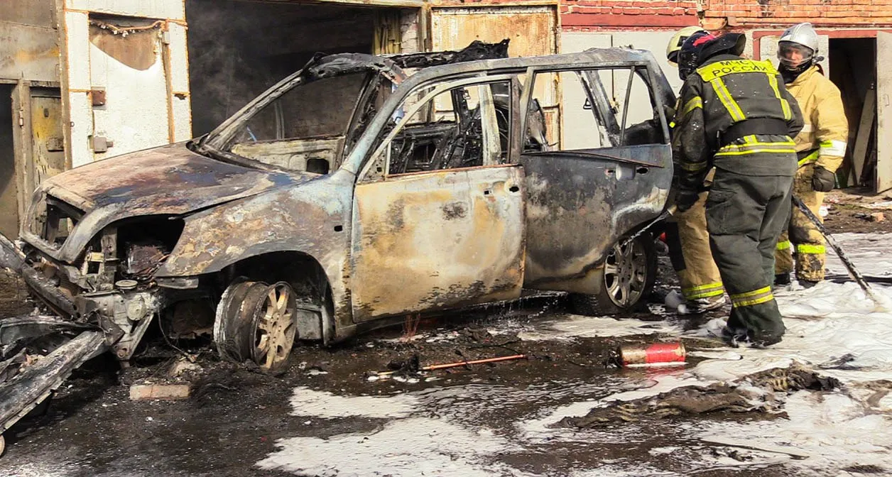 Автомобиль сгорел в омском гаражном кооперативе из-за неосторожности владельца