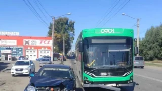 В Омске произошло ДТП с участием троллейбуса