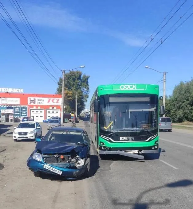 В Омске произошло ДТП с участием троллейбуса