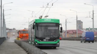 В Омске по Ленинградскому мосту в пробном режиме проехал первый троллейбус