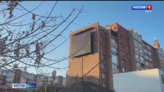Светодиодный фасад в самом центре Омска ослепляет жителей даже ночью