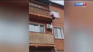 Житель Омска пытался сбежать от приставов через балкон