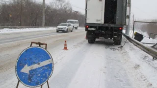 ️В Омске перекрыли часть путепровода на ул. Лизы Чайкиной