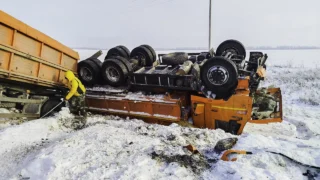 В Омской области в ДТП с грузовиком пострадали 7 человек