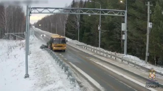 Мгновенная карма настигла водителя автобуса, который попытался украсть Новый год