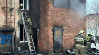 В Омске пожар в многоквартирном доме унес жизнь женщины