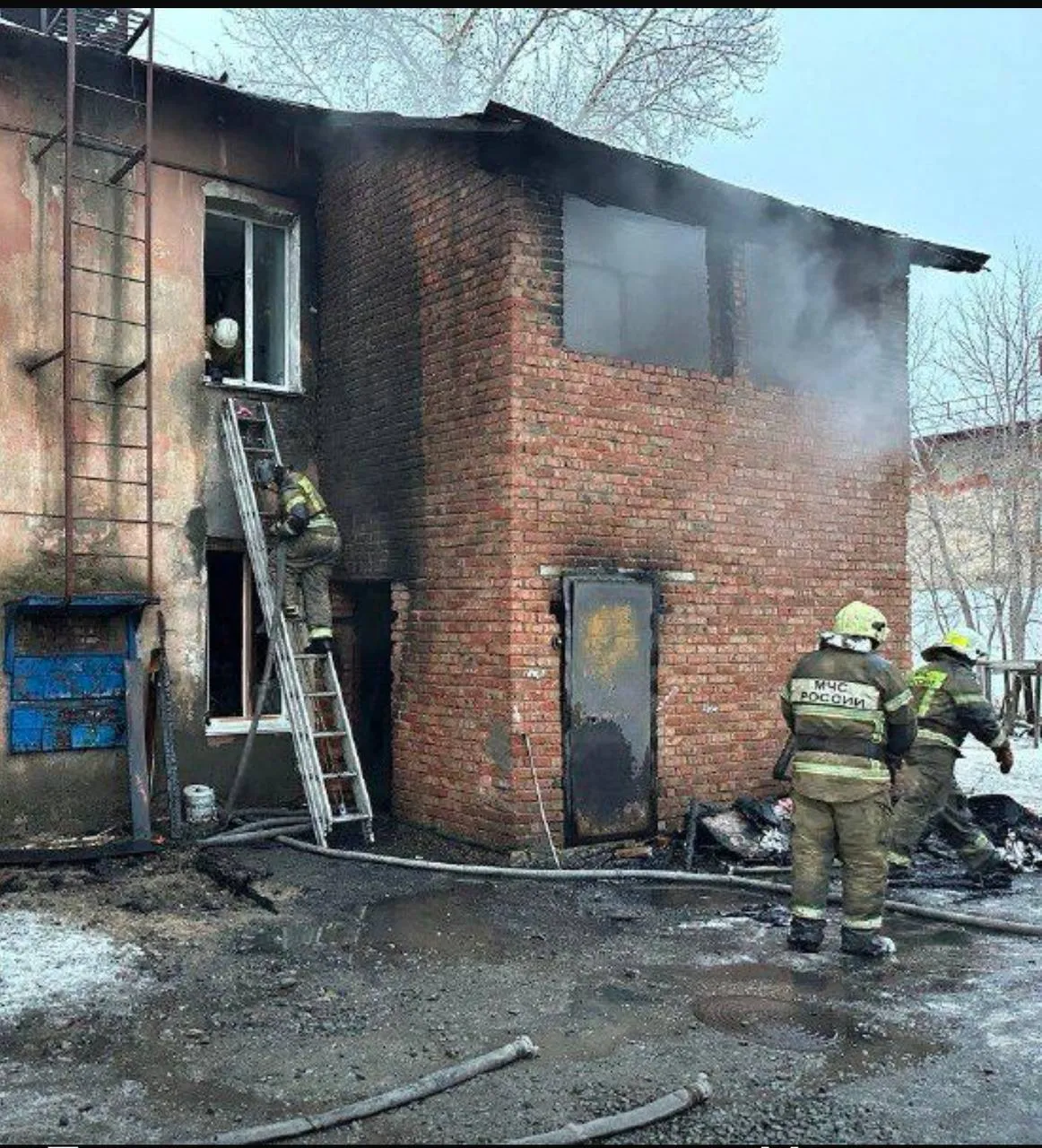 В Омске пожар в многоквартирном доме унес жизнь женщины