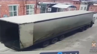 В Омске произошло смертельное ДТП: женщина погибла под колесами «КамАЗа»