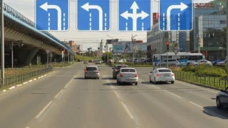В Омске меняют схему движения и отменяют выделенную полосу на Красном Пути