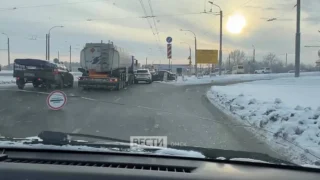  На подъезде к мосту 60-летия ВЛКСМ случилось сразу два ДТП