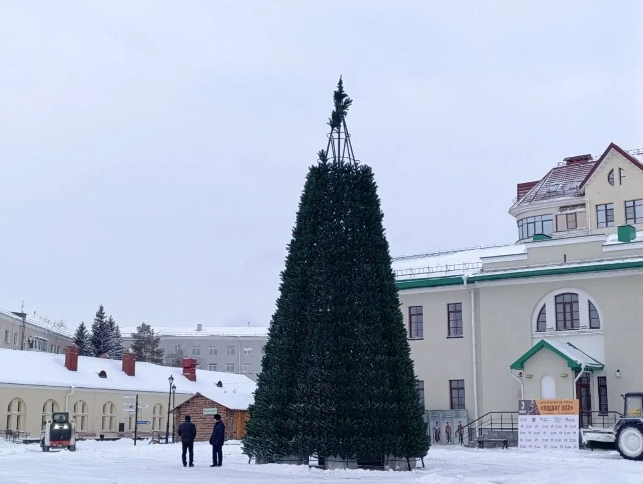 В Омской крепости ставят главную городскую елку