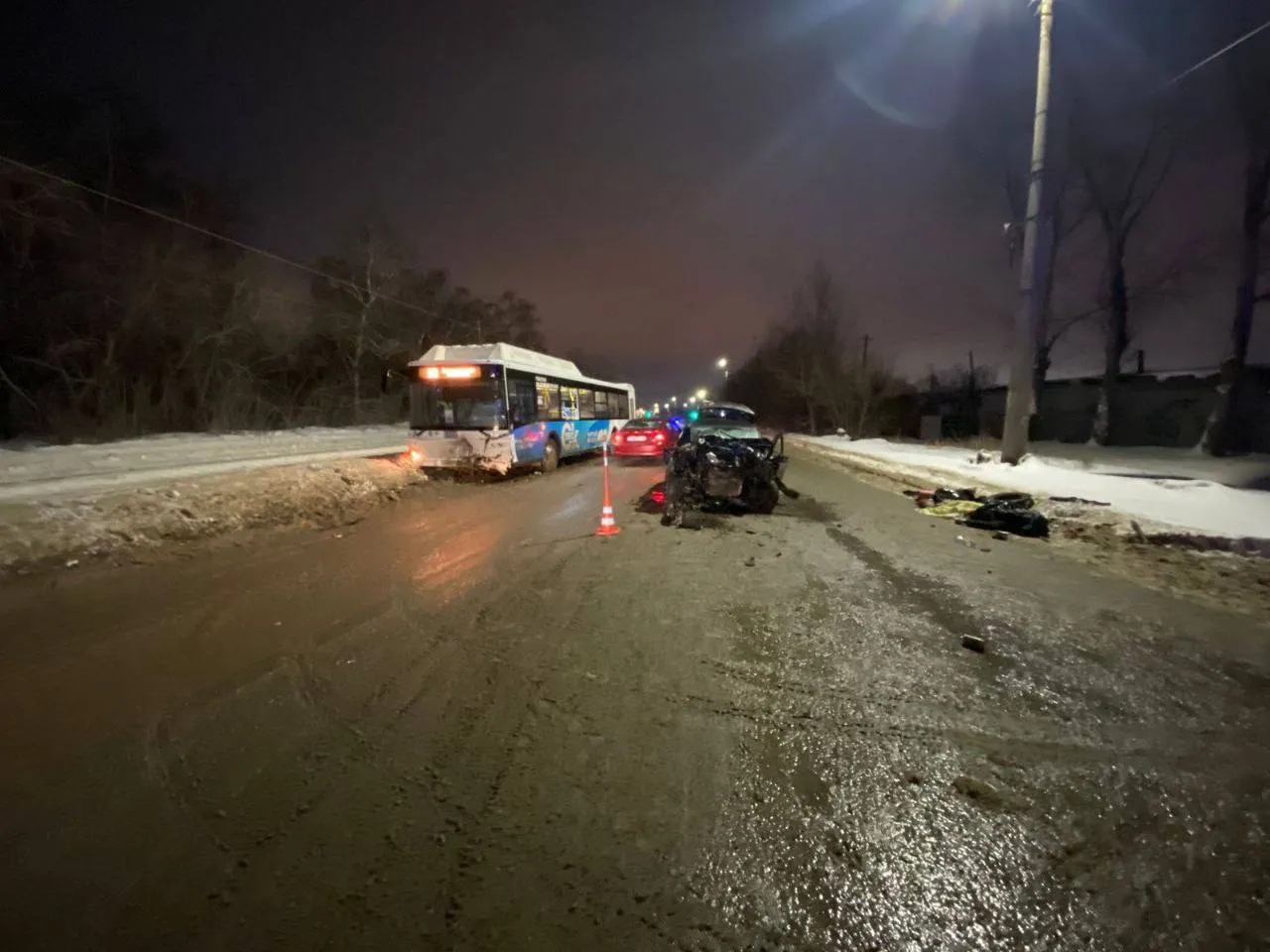 В Омске водитель погиб в результате столкновения с пассажирским автобусом