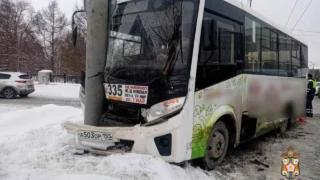 В Омске в результате ДТП пассажирский автобус врезался в опору электропередач