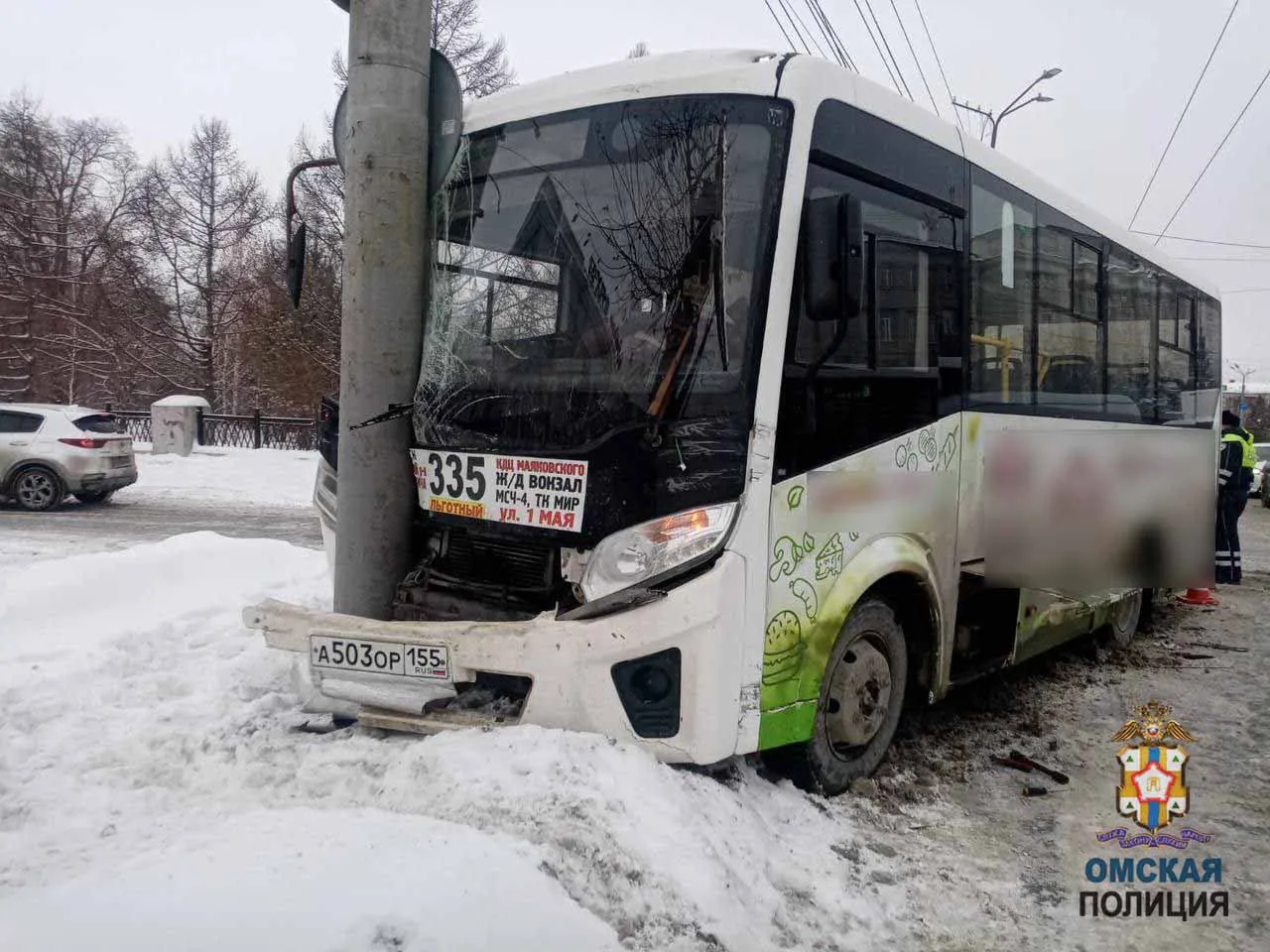 В Омске в результате ДТП пассажирский автобус врезался в опору электропередач