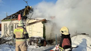 Сгорел частный дом в Омске на 3-й Станционной