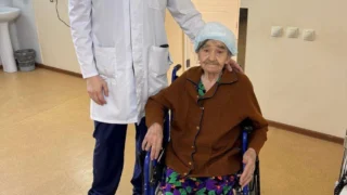 Омские врачи подарили зрение 95-летней пациентке