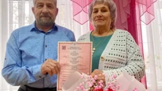 В Омской области пенсионеры поженились после совместной работы в волонтерской группе