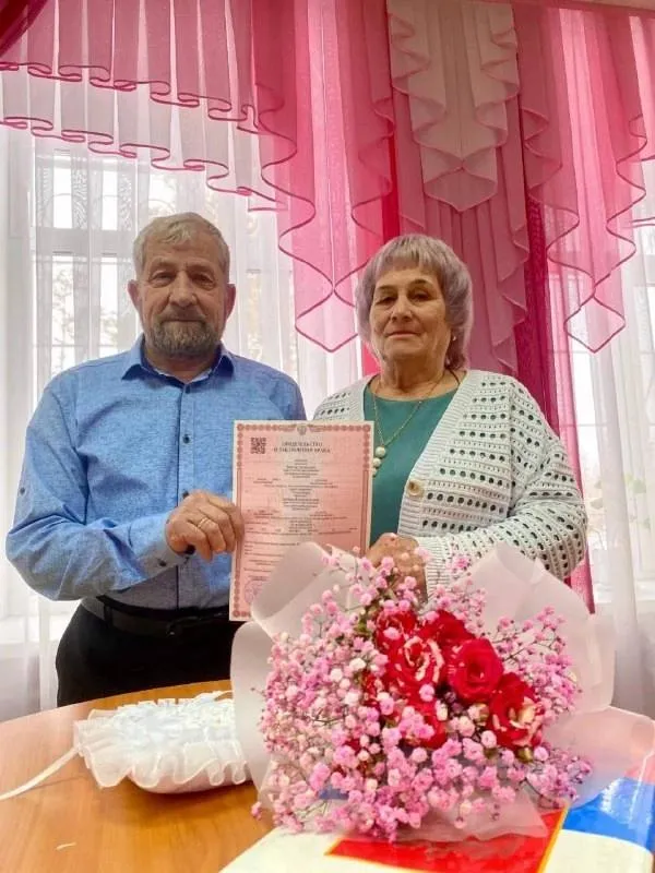 В Омской области пенсионеры поженились после совместной работы в волонтерской группе