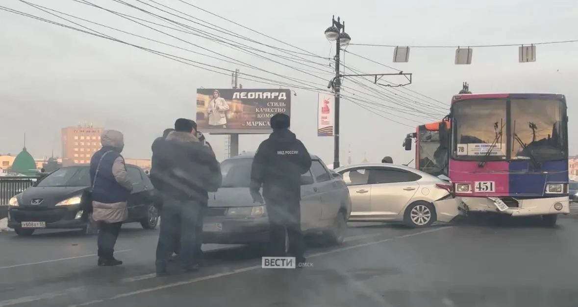 В центре Омска на Комсомольском мосту произошло массовое ДТП