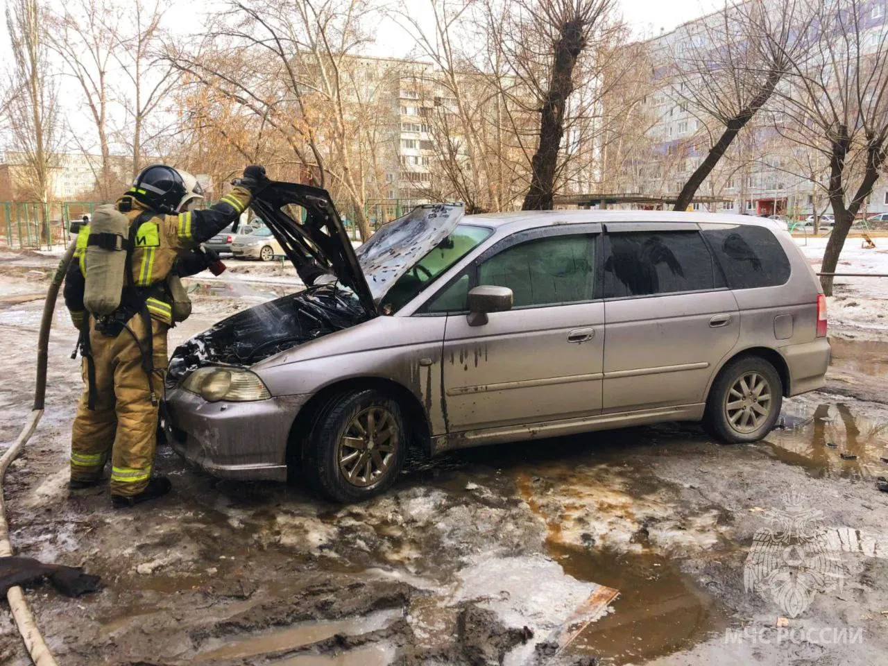 В Омске произошел пожар в припаркованном автомобиле