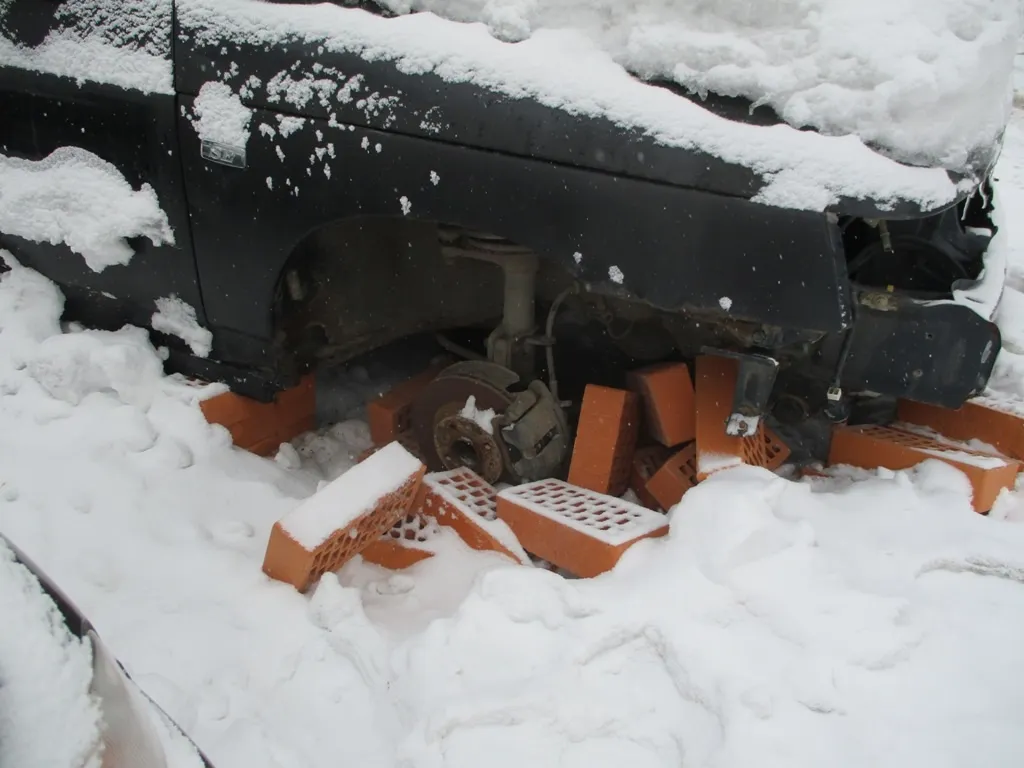 В Омске двое молодых людей похитили колеса с автомобиля: возбуждено уголовное дело