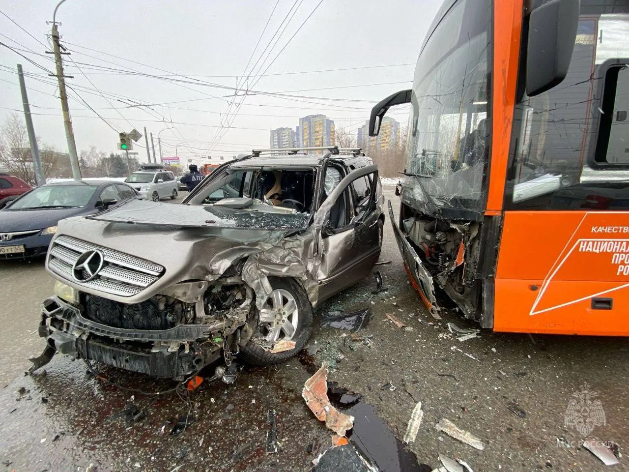 В Омске автобус столкнулся с легковыми машинами