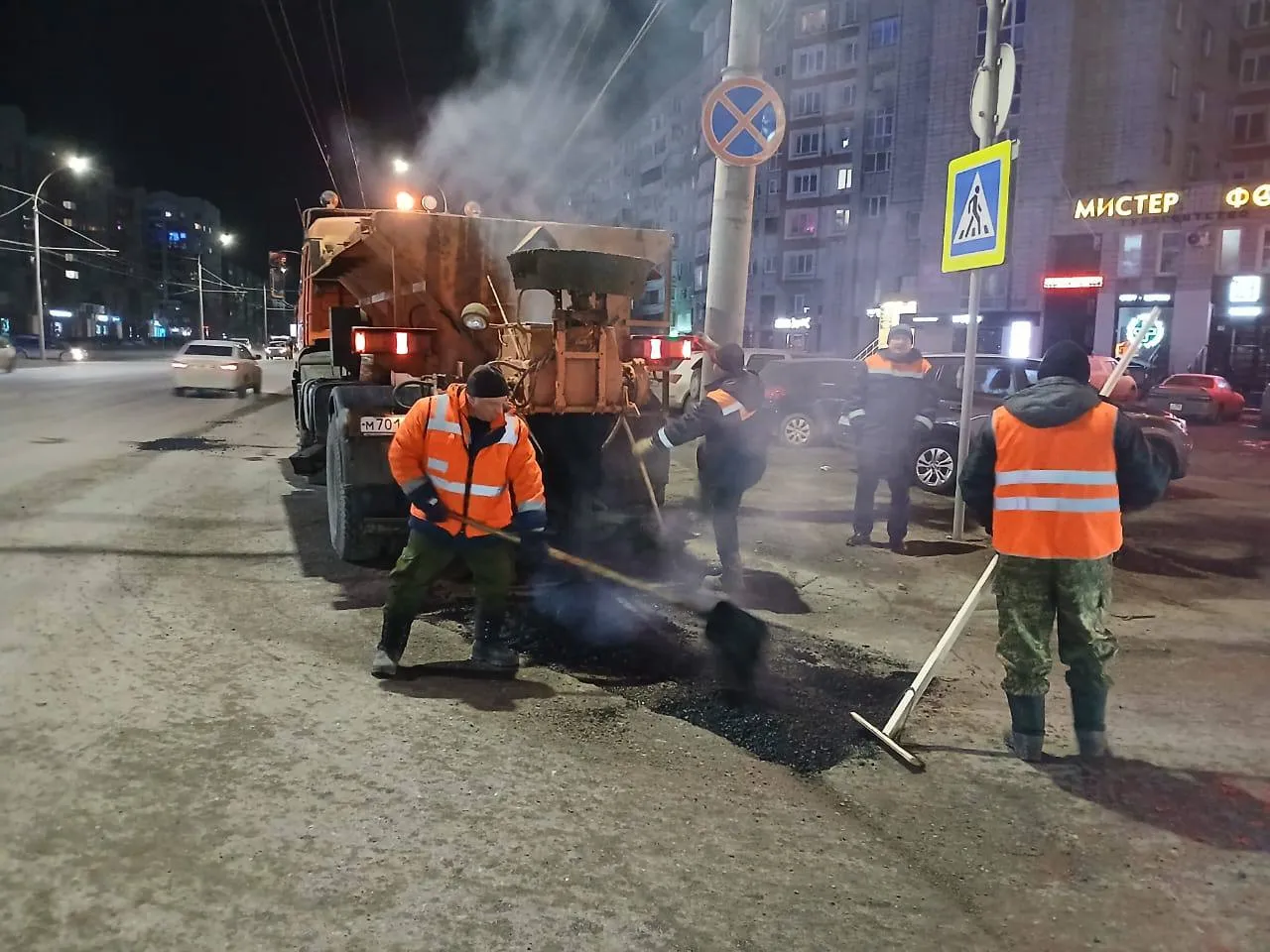 Омские дороги начали ремонтировать горячим асфальтом