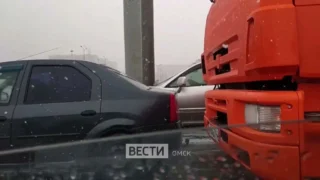 В Омске на мосту у Телецентра авария парализовала движение
