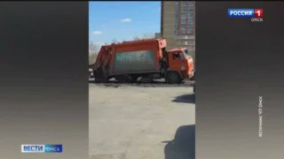 В Омске начали ремонтировать улицу, где недавно провалился КамАЗ