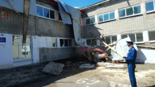 В Исилькульском районе сильный ветер сорвал крышу школы