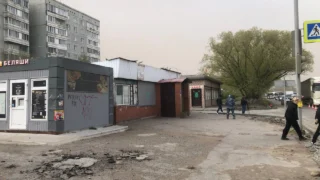 В Омске погиб мужчина в результате падания с крыши павильона